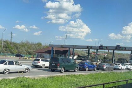 video atentie trafic infernal pe a2 autostrada soarelui soferii merg spre bucuresti bara la bara blocaje la statia de taxare 680653fb227a3