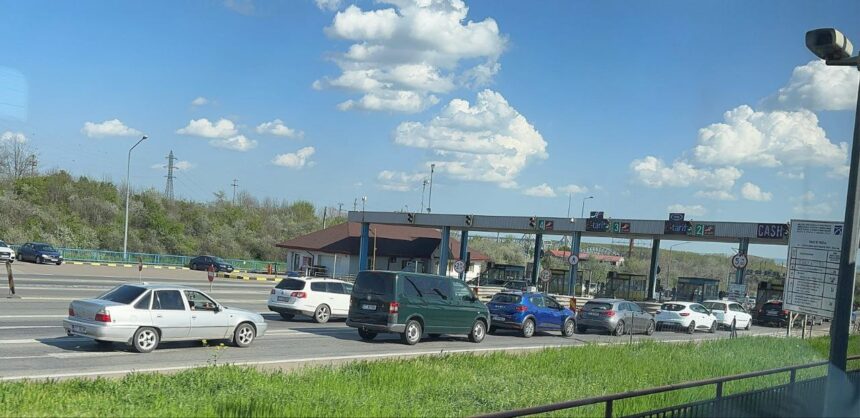 video atentie trafic infernal pe a2 autostrada soarelui soferii merg spre bucuresti bara la bara blocaje la statia de taxare 680653fb227a3