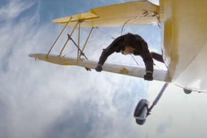 video cascadorie uimitoare a lui tom cruise la 2 400 metri altitudine cu vant de 225 km h pentru misiune imposibila 8 68023052c065a