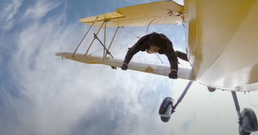 video cascadorie uimitoare a lui tom cruise la 2 400 metri altitudine cu vant de 225 km h pentru misiune imposibila 8 68023052c065a