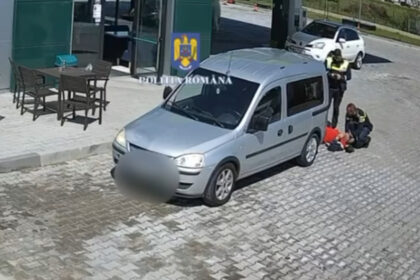 video doi politisti au salvat viata unui barbat caruia i s a facut rau in parcarea unei benzinarii 680fb20b761bf