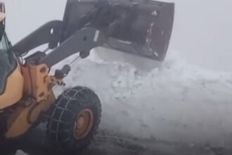 video drumarii au inceput deszapezirea pe transalpina zapada masoara doi metri in unele zone 67ff39751b280