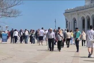 video faleza constantei plina ochi de oameni in a doua zi de paste ca strazile din new york la o ora de varf 6806377b186f8