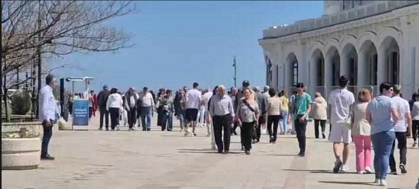 video faleza constantei plina ochi de oameni in a doua zi de paste ca strazile din new york la o ora de varf 6806377b186f8