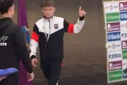 video fara fotografii cu teroristii moment viral cu un karateka ucrainean de 13 ani care a refuzat sa se urce pe podium alaturi de un rus 67f79b8b315a5