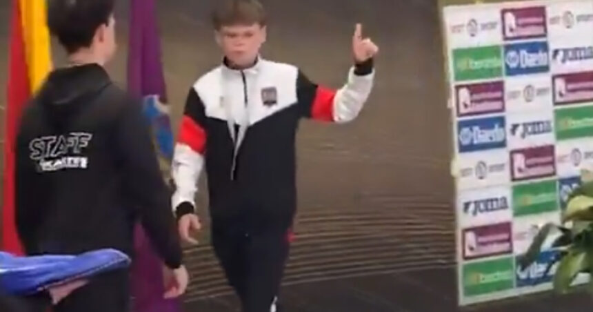 video fara fotografii cu teroristii moment viral cu un karateka ucrainean de 13 ani care a refuzat sa se urce pe podium alaturi de un rus 67f79b8b315a5