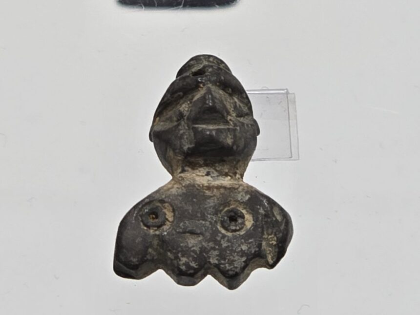 video fereastra catre credintele antice amuleta rara din carbune descoperita intr un mormant de copil in necropola tomisului 67f6586c31aa9