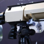 video franta a prezentat un sistem de laser portabil helma lp poate viza tinte stationare dar in anumite conditii poate vana si drone 680b0af0ae3e8