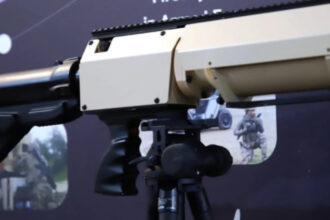 video franta a prezentat un sistem de laser portabil helma lp poate viza tinte stationare dar in anumite conditii poate vana si drone 680b0af0ae3e8