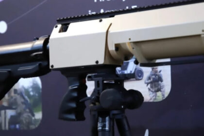 video franta a prezentat un sistem de laser portabil helma lp poate viza tinte stationare dar in anumite conditii poate vana si drone 680b0af0ae3e8