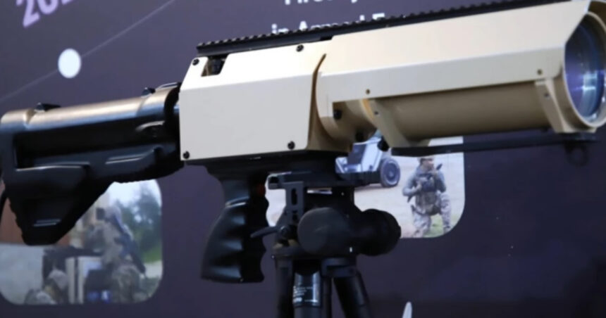 video franta a prezentat un sistem de laser portabil helma lp poate viza tinte stationare dar in anumite conditii poate vana si drone 680b0af0ae3e8