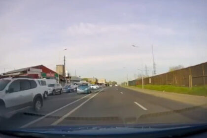 video imaginile unei tragedii evitate la limita o soferita a facut o manevra periculoasa pe o sosea aglomerata din galati 68027caa8cb77