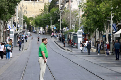 video moment emotionant in israel zece minute de reculegere nationala in memoria victimelor holocaustului 680a03e925218