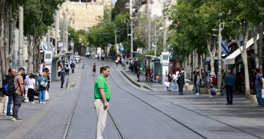 video moment emotionant in israel zece minute de reculegere nationala in memoria victimelor holocaustului 680a03e925218