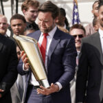 video momentul in care jd vance a scapat trofeul campionatului national al statului ohio la o festivitate de la casa alba 67fdf18954911