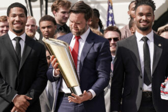 video momentul in care jd vance a scapat trofeul campionatului national al statului ohio la o festivitate de la casa alba 67fdf18954911