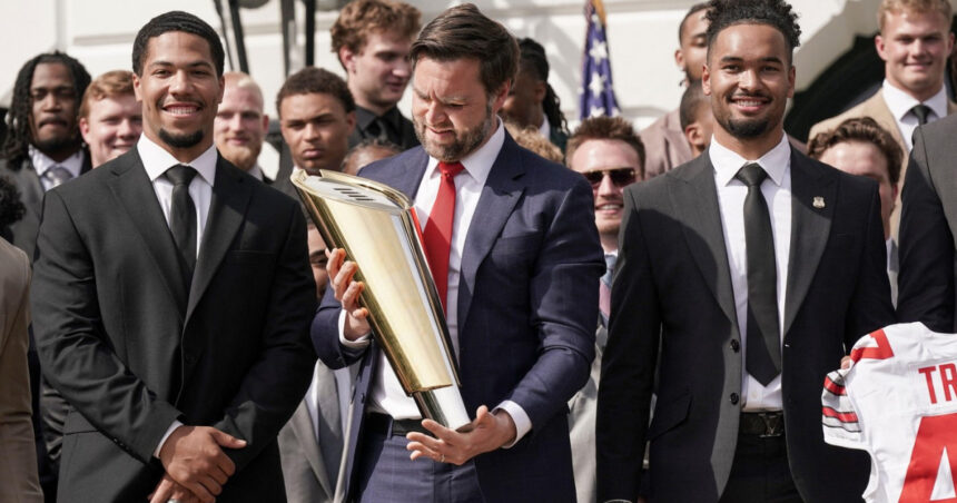 video momentul in care jd vance a scapat trofeul campionatului national al statului ohio la o festivitate de la casa alba 67fdf18954911