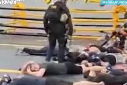 video momentul in care politia rusa ia cu asalt o sala de sport pentru a i trimite pe barbati in armata lui putin 6804ae85dc34b