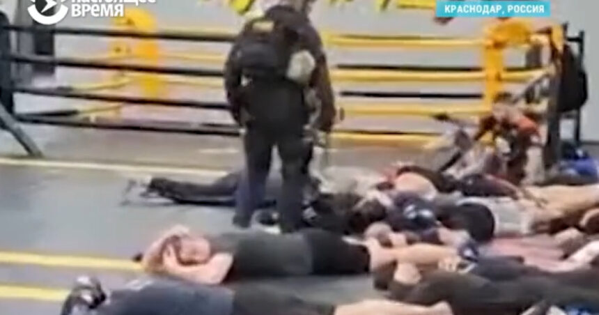 video momentul in care politia rusa ia cu asalt o sala de sport pentru a i trimite pe barbati in armata lui putin 6804ae85dc34b
