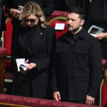 video momentul in care volodimir zelenski e aplaudat de multime la sosirea in piata sfantul petru pentru funeraliile papei francisc 680cbb55e527d