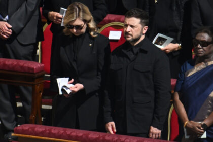 video momentul in care volodimir zelenski e aplaudat de multime la sosirea in piata sfantul petru pentru funeraliile papei francisc 680cbb55e527d