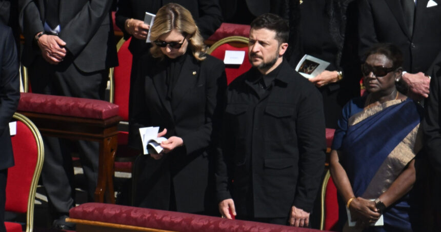 video momentul in care volodimir zelenski e aplaudat de multime la sosirea in piata sfantul petru pentru funeraliile papei francisc 680cbb55e527d