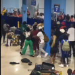video momentul in care zeci de oameni se iau la bataie la debarcarea de pe un vas de croaziera 24 dintre ei au interzis pe navele companiei 6810fa81dbe41