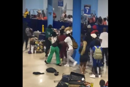 video momentul in care zeci de oameni se iau la bataie la debarcarea de pe un vas de croaziera 24 dintre ei au interzis pe navele companiei 6810fa81dbe41