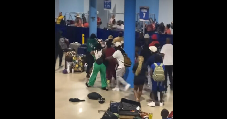 video momentul in care zeci de oameni se iau la bataie la debarcarea de pe un vas de croaziera 24 dintre ei au interzis pe navele companiei 6810fa81dbe41