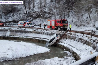 video o familie a cazut cu masina in rau pe un drum din judetul neamt soferul ar fi derapat din cauza zapezii 67f90ae973cca