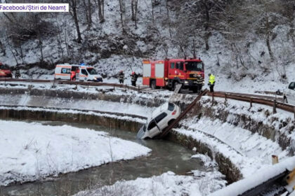 video o familie a cazut cu masina in rau pe un drum din judetul neamt soferul ar fi derapat din cauza zapezii 67f90ae973cca