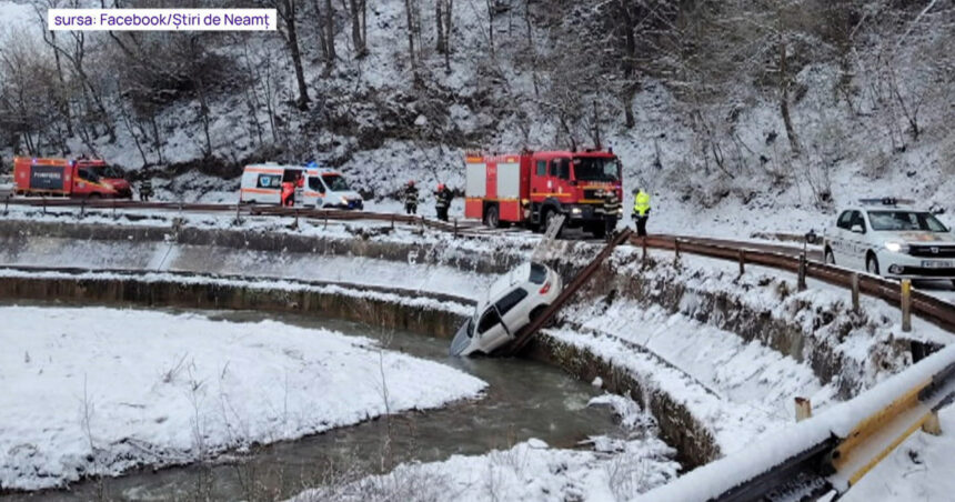 video o familie a cazut cu masina in rau pe un drum din judetul neamt soferul ar fi derapat din cauza zapezii 67f90ae973cca