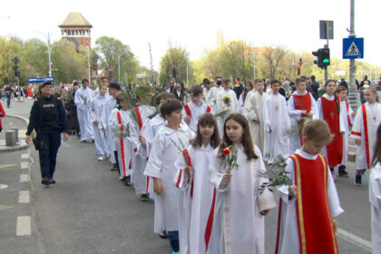 video pelerinaj in bucuresti de florii sute de credinciosi catolici participa la procesiune pe strazile capitalei 67fbdaf4562bb