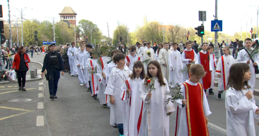 video pelerinaj in bucuresti de florii sute de credinciosi catolici participa la procesiune pe strazile capitalei 67fbdaf4562bb
