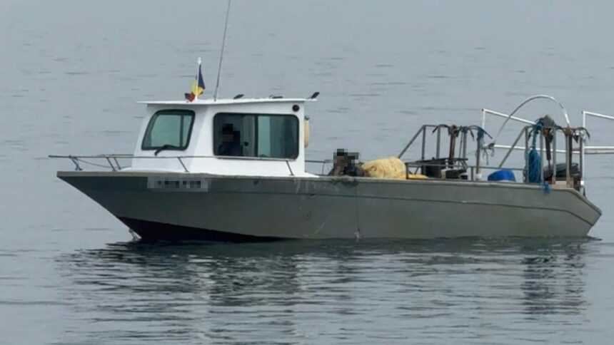 video pescador neinregistrat propulsat de un motor furat cu peste 760 kilograme de peste la bord si 3 600 metri de plasa depistate de politistii de frontiera 67f3ba48c67d5