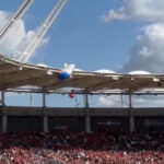 video situatie inedita la un meci de rugby din franta un parasutist a ramas agatat de acoperisul stadionului 67f6e1b9d5cc5