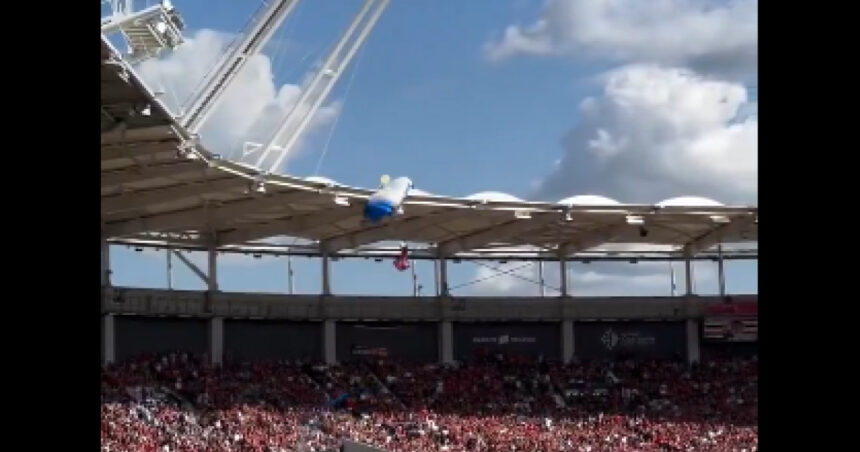 video situatie inedita la un meci de rugby din franta un parasutist a ramas agatat de acoperisul stadionului 67f6e1b9d5cc5
