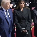 video trump salvat de o gafa imensa de sotia lui ce i a soptit melania la ureche la inmormantarea papei francisc 680df398dc527