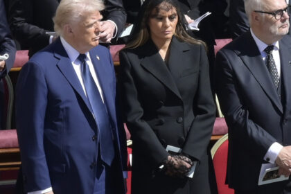 video trump salvat de o gafa imensa de sotia lui ce i a soptit melania la ureche la inmormantarea papei francisc 680df398dc527