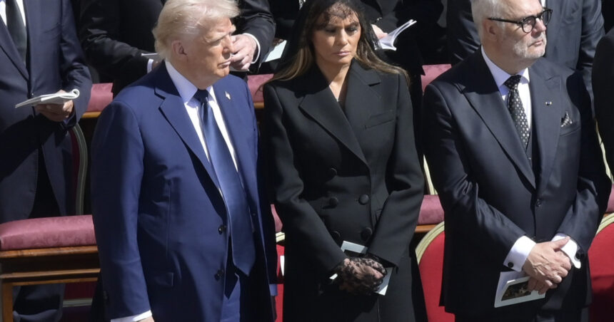 video trump salvat de o gafa imensa de sotia lui ce i a soptit melania la ureche la inmormantarea papei francisc 680df398dc527
