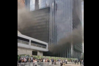 video un incendiu a avut loc in parcarea unui mall din moscova au intervenit serviciile de urgenta 68090d6edee32