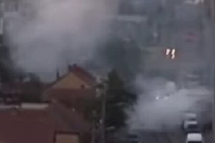 video un sofer a fost amendat dupa ce a umplut de fum o strada din arad in timp ce tura motorul masinii 680f54235bbee