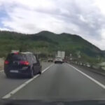 video un sofer teribilist a facut o depasire periculoasa pe dn6 in zona unde un microbuz a cazut in dunare in urma cu cateva zile 6804b8e2d7cbc