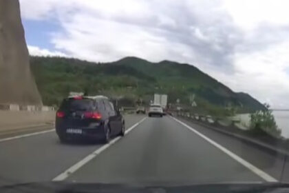 video un sofer teribilist a facut o depasire periculoasa pe dn6 in zona unde un microbuz a cazut in dunare in urma cu cateva zile 6804b8e2d7cbc
