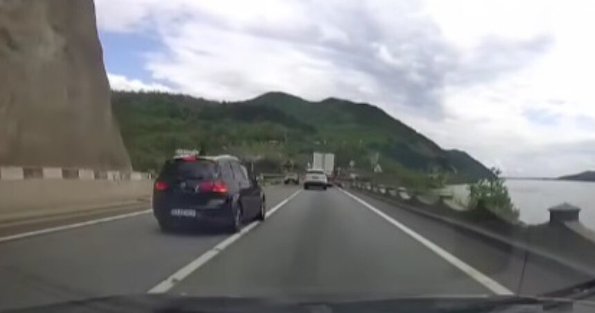 video un sofer teribilist a facut o depasire periculoasa pe dn6 in zona unde un microbuz a cazut in dunare in urma cu cateva zile 6804b8e2d7cbc