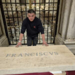videofoto cine este romanul care a contribuit la amenajarea mormantului papei francisc si cum a ajuns sa se ocupe de cripta suveranului pontif 680f76f93317a