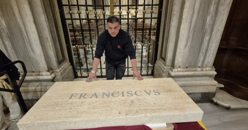 videofoto cine este romanul care a contribuit la amenajarea mormantului papei francisc si cum a ajuns sa se ocupe de cripta suveranului pontif 680f76f93317a