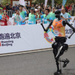 videofoto douazeci si unu de roboti umanoizi s au alaturat miilor de alergatori la semimaratonul din beijing cum s au descurcat masinile 6803a4708b93a