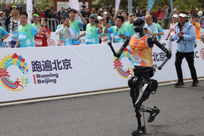 videofoto douazeci si unu de roboti umanoizi s au alaturat miilor de alergatori la semimaratonul din beijing cum s au descurcat masinile 6803a4708b93a