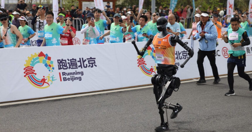 videofoto douazeci si unu de roboti umanoizi s au alaturat miilor de alergatori la semimaratonul din beijing cum s au descurcat masinile 6803a4708b93a